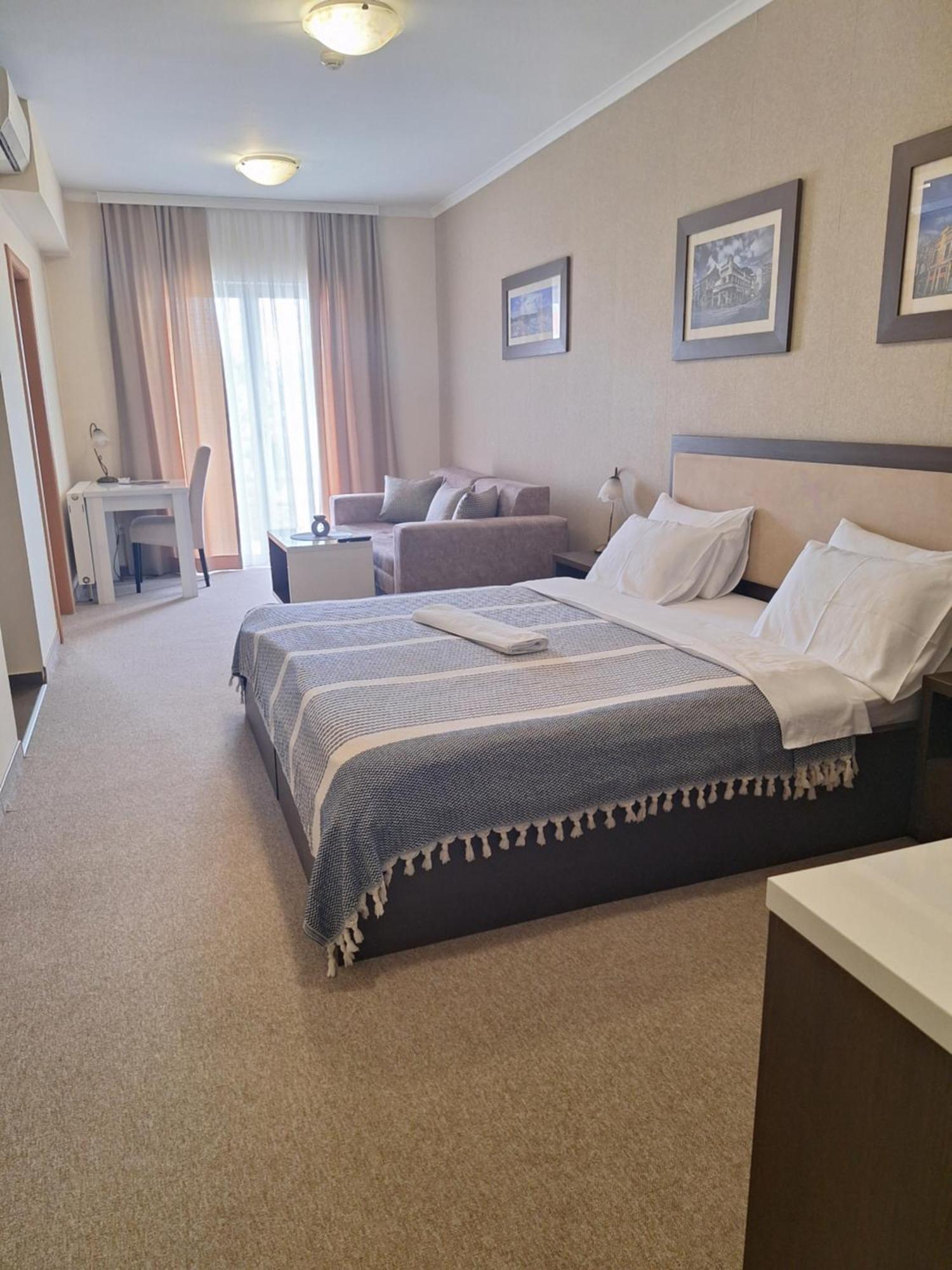 Garni Hotel Ema ครากูเยวัตส์ ภายนอก รูปภาพ